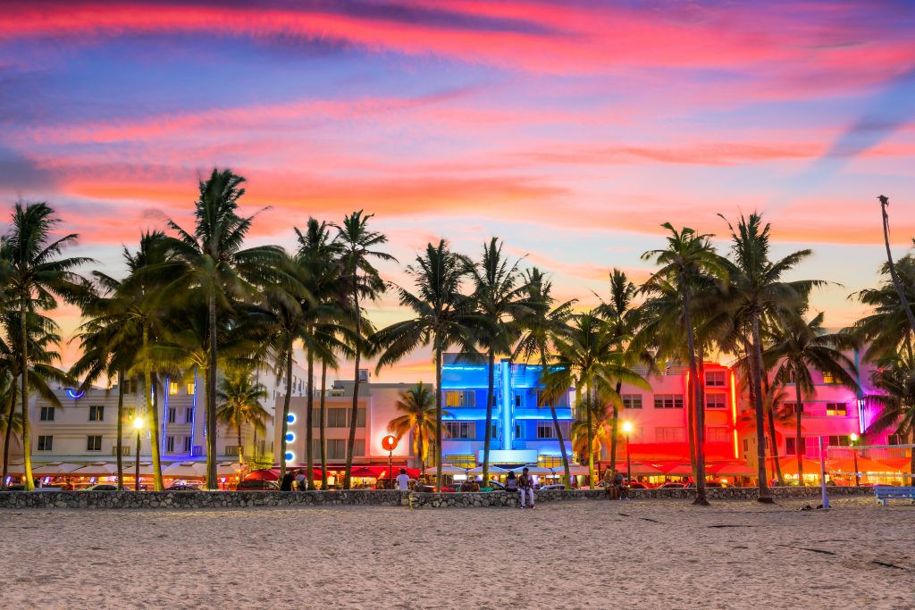 Miami Beach, Floryda, USA na Ocean Drive o zachodzie słońca.