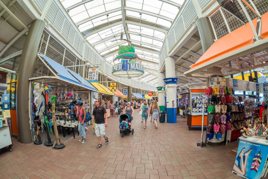 MIAMI,USA - AUGUST 5,2015 : Shoppers at the Bayside Marketplace  in Miami
