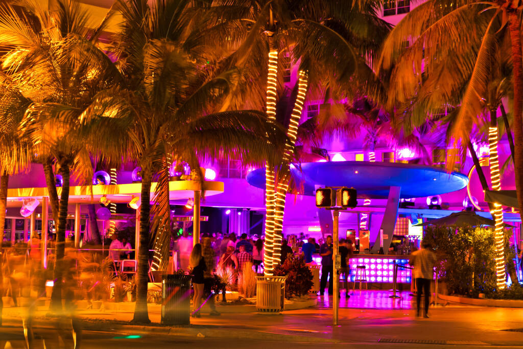 Ocean Drive sceny w nocy światła, samochody i ludzie zabawy, Miami Beach. La noche de Ocean Drive en Miami Beach, Floryda, Estados Unidos.