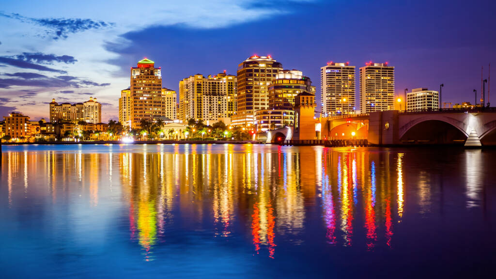 West Palm Beach, Floryda panoramę i światła miasta jak zapada noc