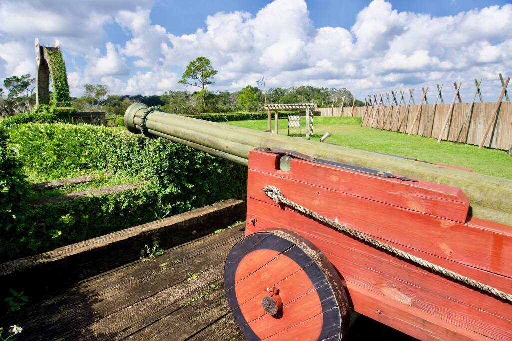 Fort Caroline National Memorial, Florida - 2021: Fort de la Caroline reconstruction, an attempted French colonial settlement on St. Johns River. Red cannon. Timucuan Ecological Historic Preserve.