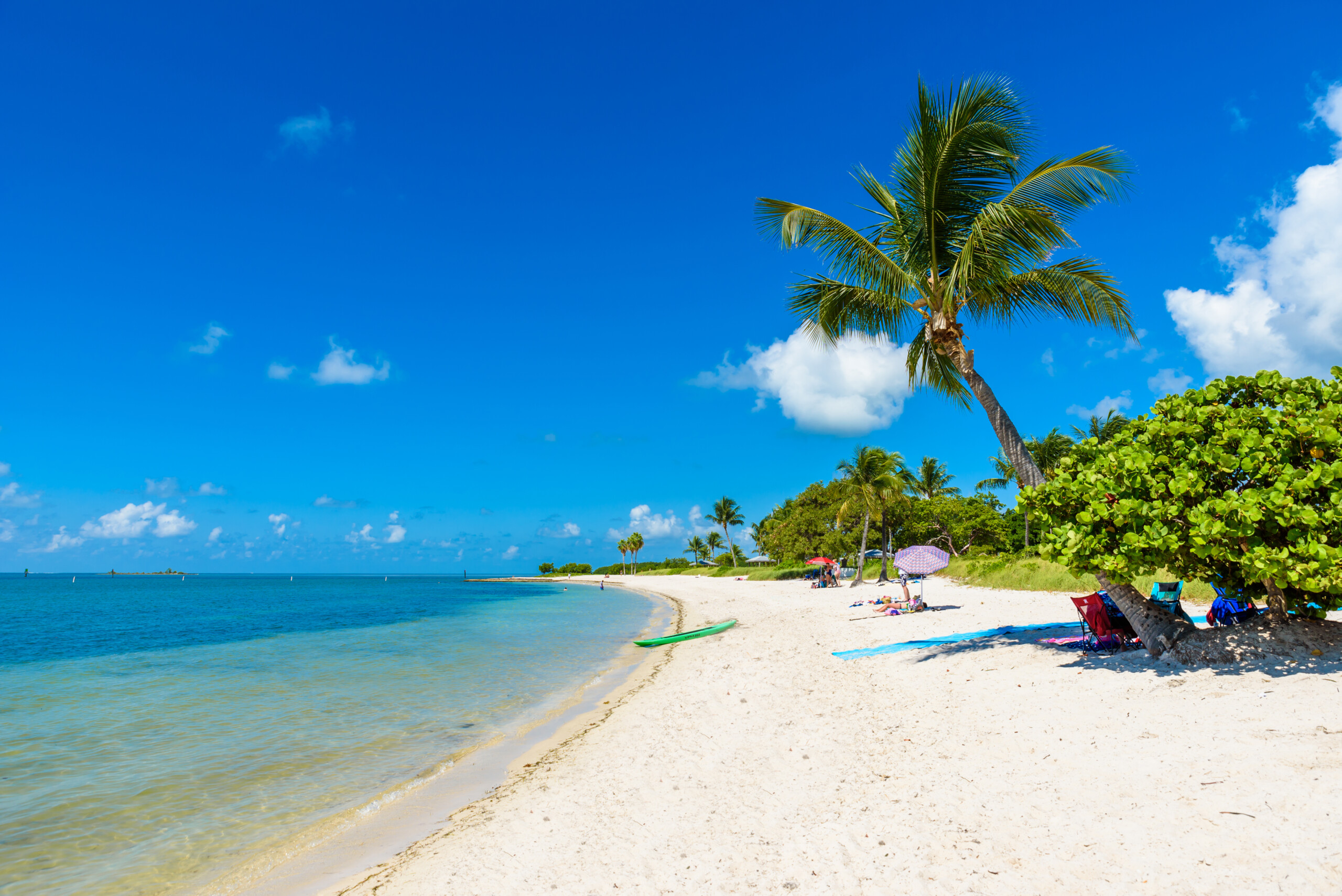 Plaża Sombrero z palmami na Florida Keys, Marathon, Floryda, USA. Tropikalne i rajskie miejsce na wakacje.