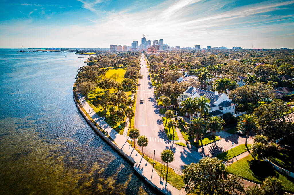Malownicza droga, gdzie ocean spotyka się z widokiem na miasto do centrum Sankt Petersburga na Florydzie.