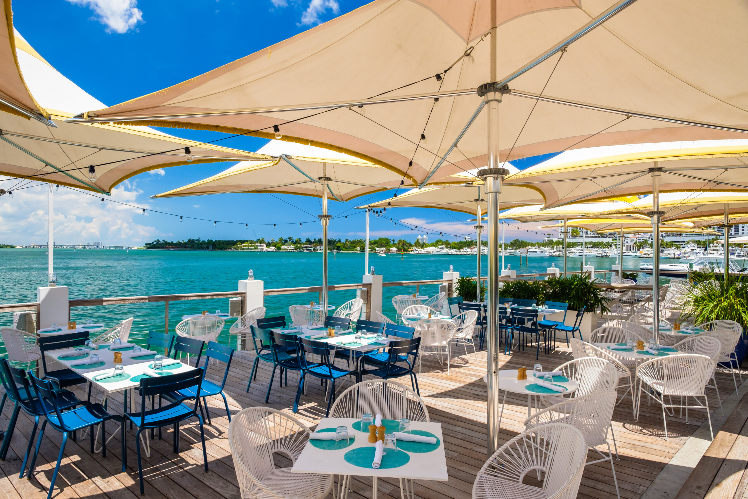 Miami Beach, Floryda – Piękny widok na morze z restauracji na świeżym powietrzu, licencja: shutterstock/By raulr