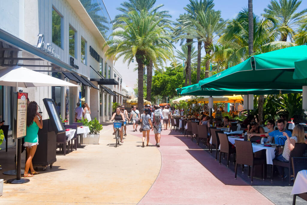Miami, Floryda, USA - Lincoln Road, turystyczny punkt orientacyjny i bulwar handlowy w Miami Beach, licencja: shutterstock/By Kamira