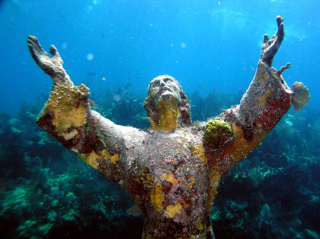 Statua Chrystusa pod wodą w koralowym ogrodzie. Ten posąg znajduje się w Key Largo na Florydzie, naprzeciwko siostrzanego posągu znajdującego się u wybrzeży Włoch.