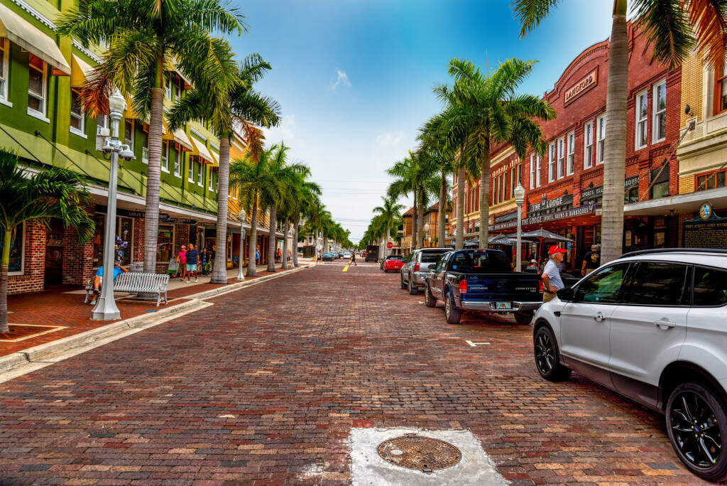 Floryda, USA: Piękna pierwsza ulica na starym mieście Fort Myers