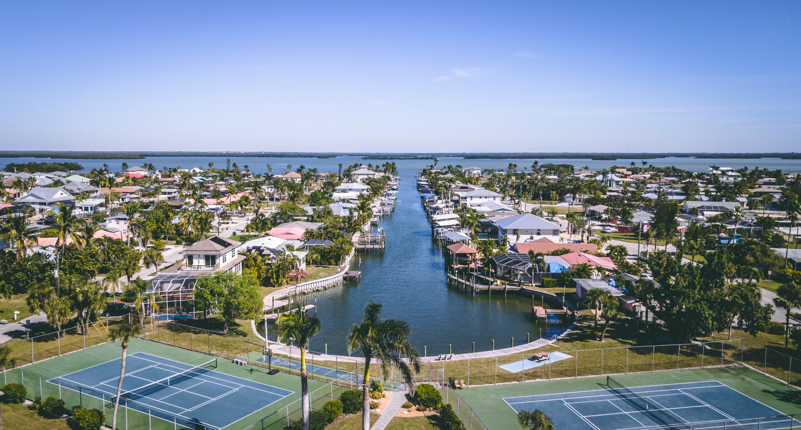 Fort Myers River apartamenty widok z drona, licencja: shutterstock/By Alex Westermann