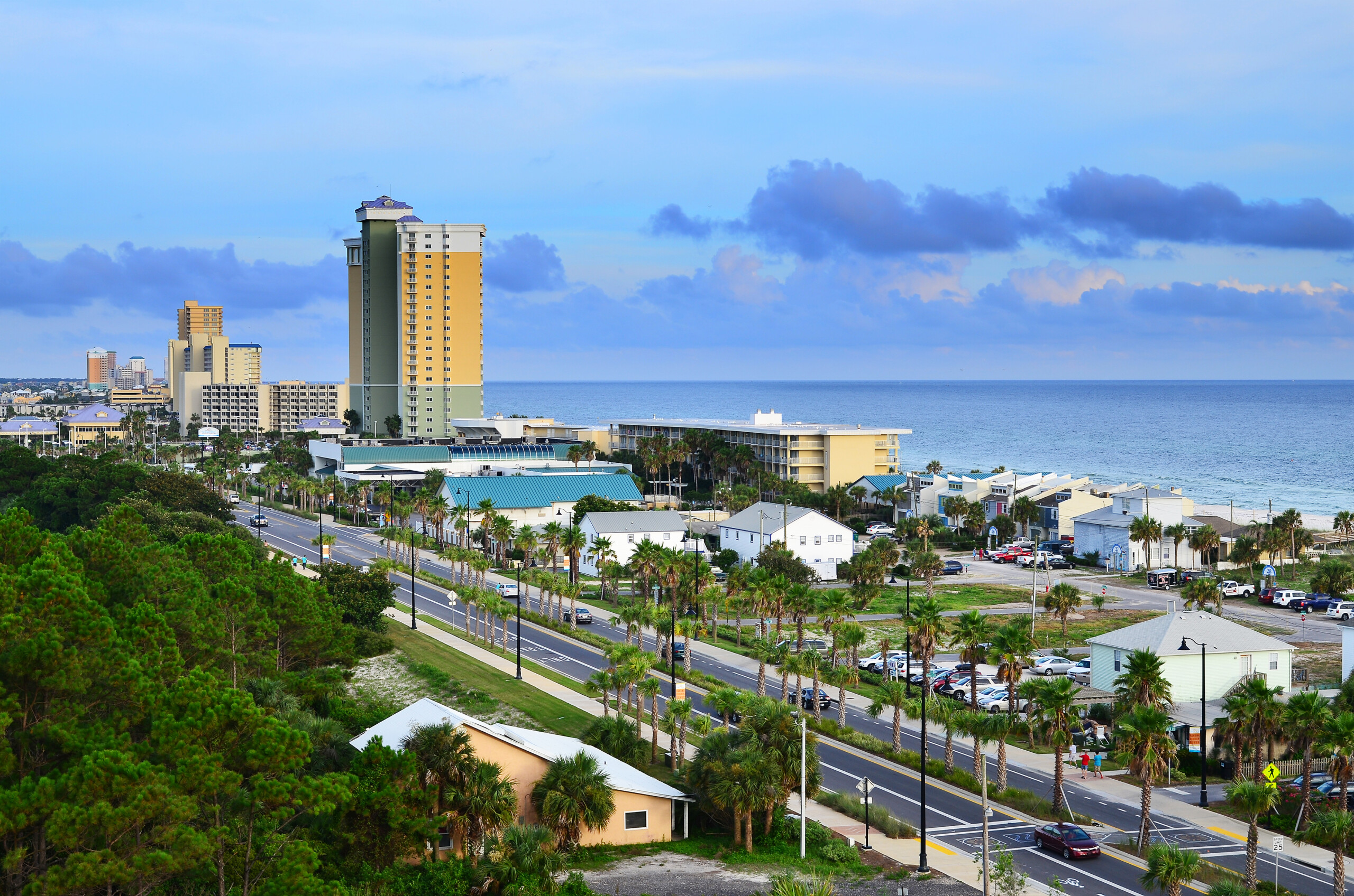 Obraz miasta Panama City Beach na Florydzie, wzdłuż Front Beach Road o zmierzchu, licencja: shutterstock/By RRob Hainer
