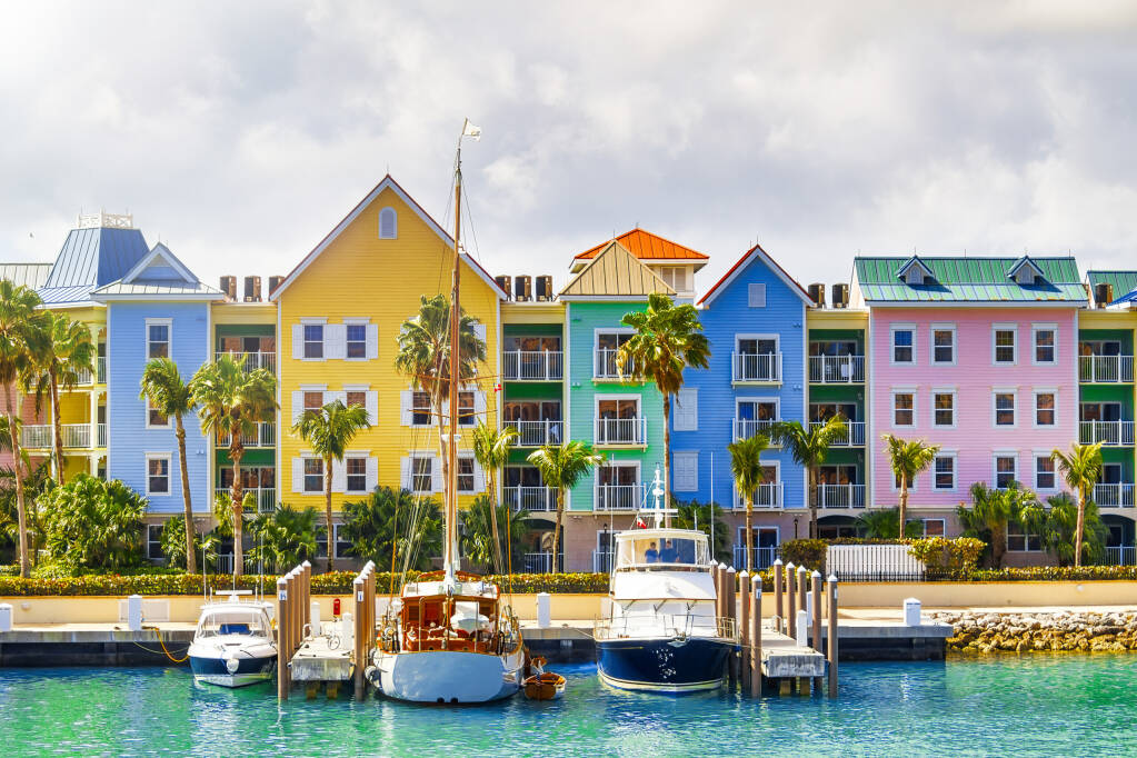 Kolorowe domy wybrzeża Nassau, Bahamy., licencja: shutterstock/Autor GagliardiPhotography