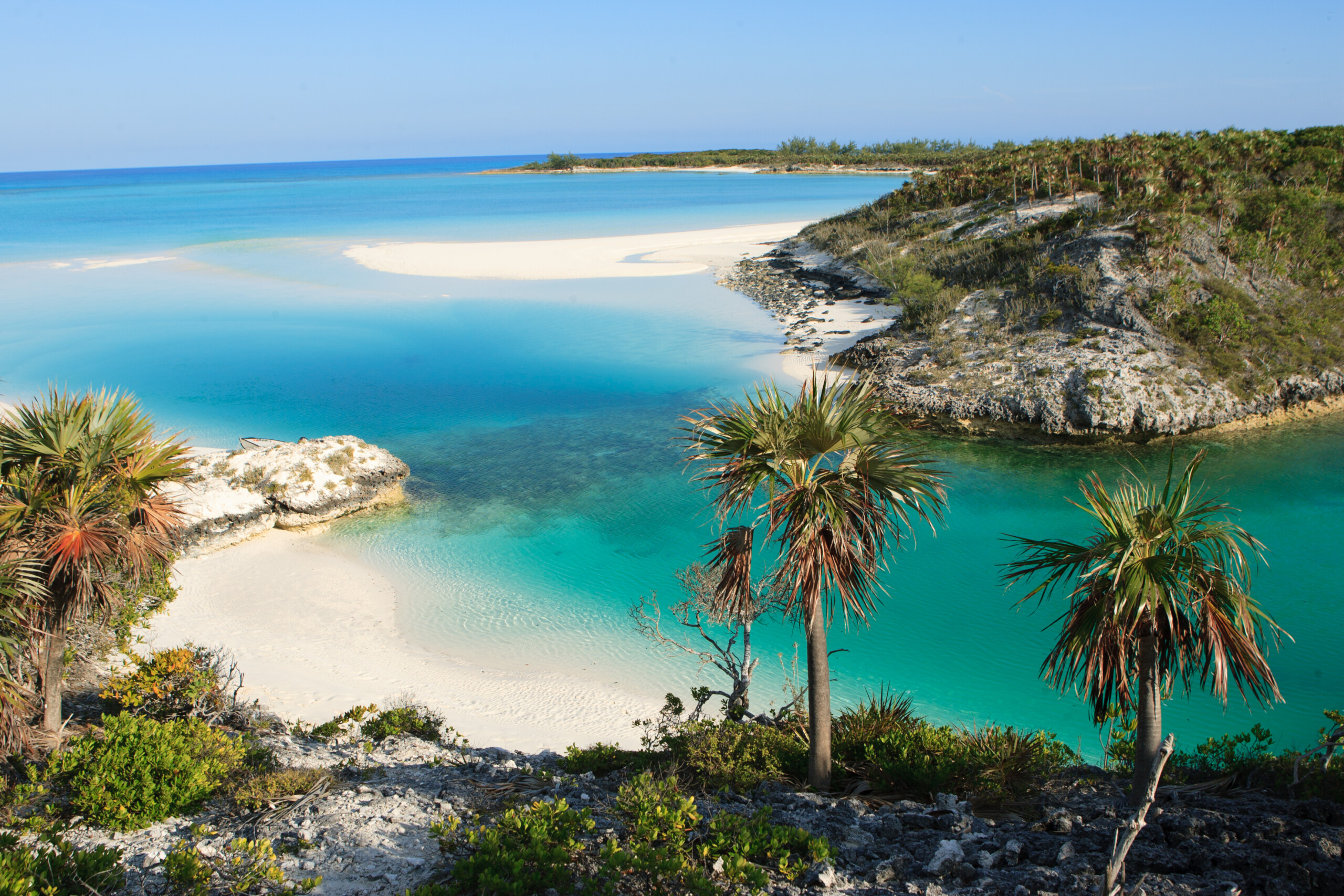 Mała rajska plaża znajduje się na Shroud Cay na Bahamach. Shroud Cay jest częścią sieci wysp Exuma oraz Warderick Wells Land and and Sea Park. Idealna, odizolowana plaża.