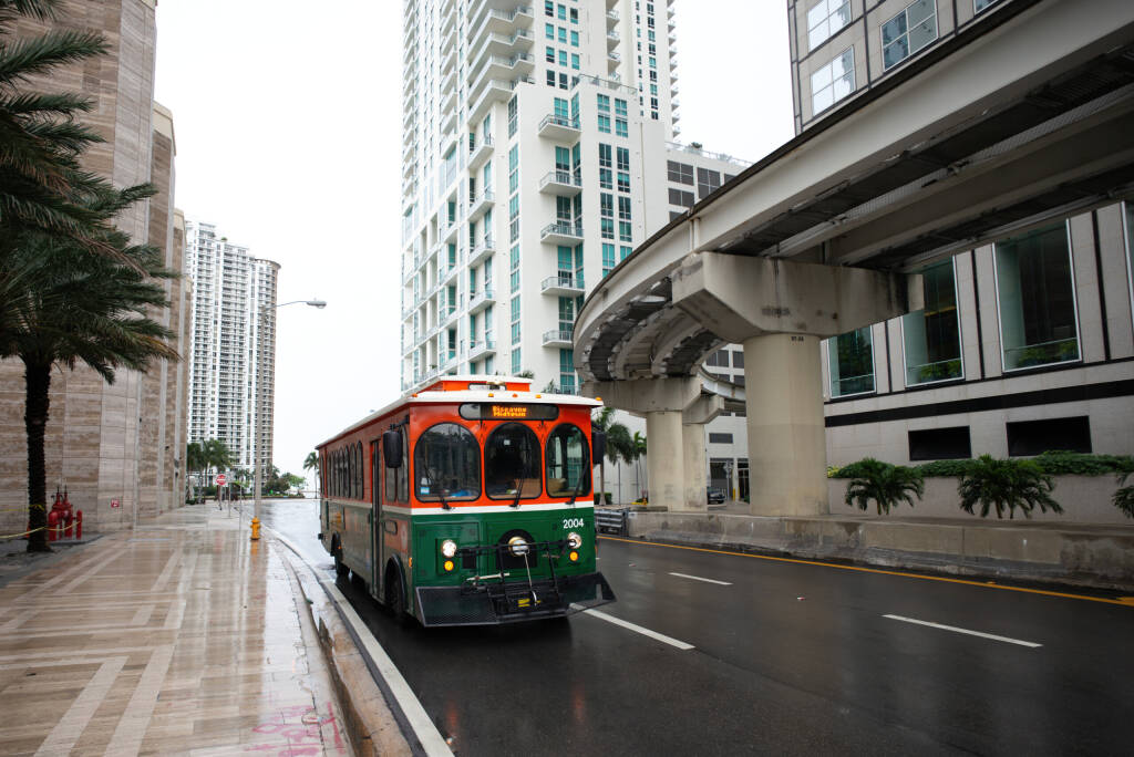 MIAMI BEACH, USA: Miami Trolley bezpłatny transport publiczny na Avenue. Śródmieście miasta Miami, USA, licencja: shutterstock/Autor Tverdokhlib