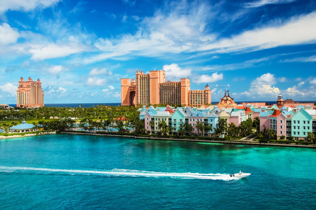 Piękna scena łodzi motorowej, oceanu, kolorowych domów i hotelu w Nassau na Bahamach w letni słoneczny dzień