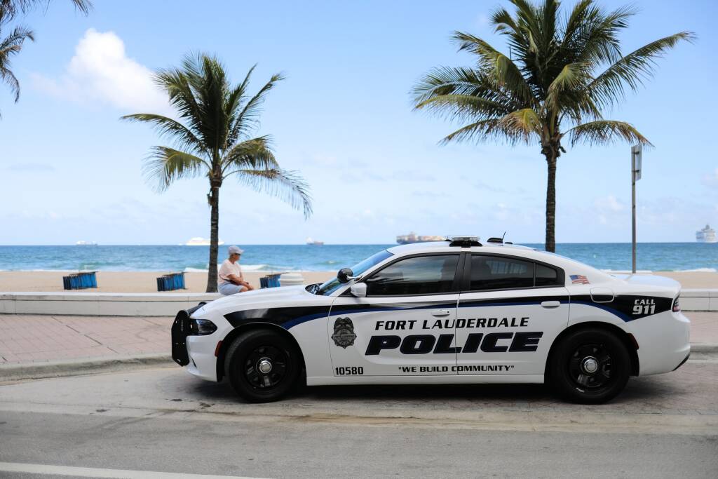 Fort Lauderdale, Floryda — samochody policyjne ustawione wzdłuż plaży w Fort Lauderdale podczas pandemii wirusa Corona, licencja: Shutterstock/By TheAttestant