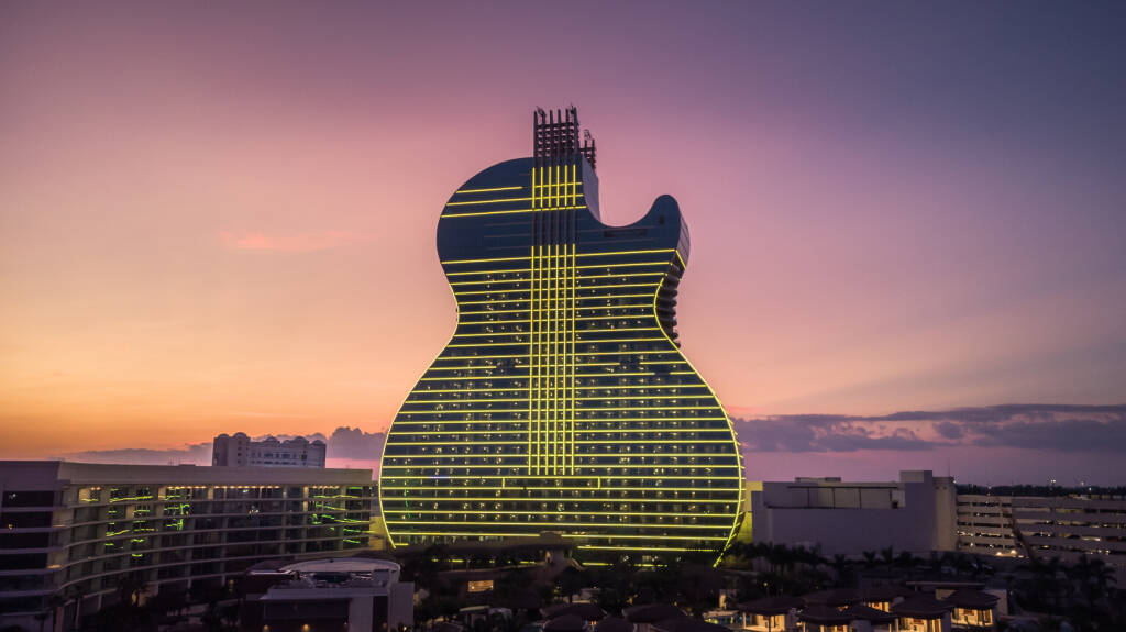 Hollywood, Floryda/USA: Widok z lotu ptaka na New Hard Rock Casino Hotel, kultowy Guitar Hotel z ponad 800 luksusowymi pokojami gościnnymi. , licencja: shutterstock/Autor: YES Market Media