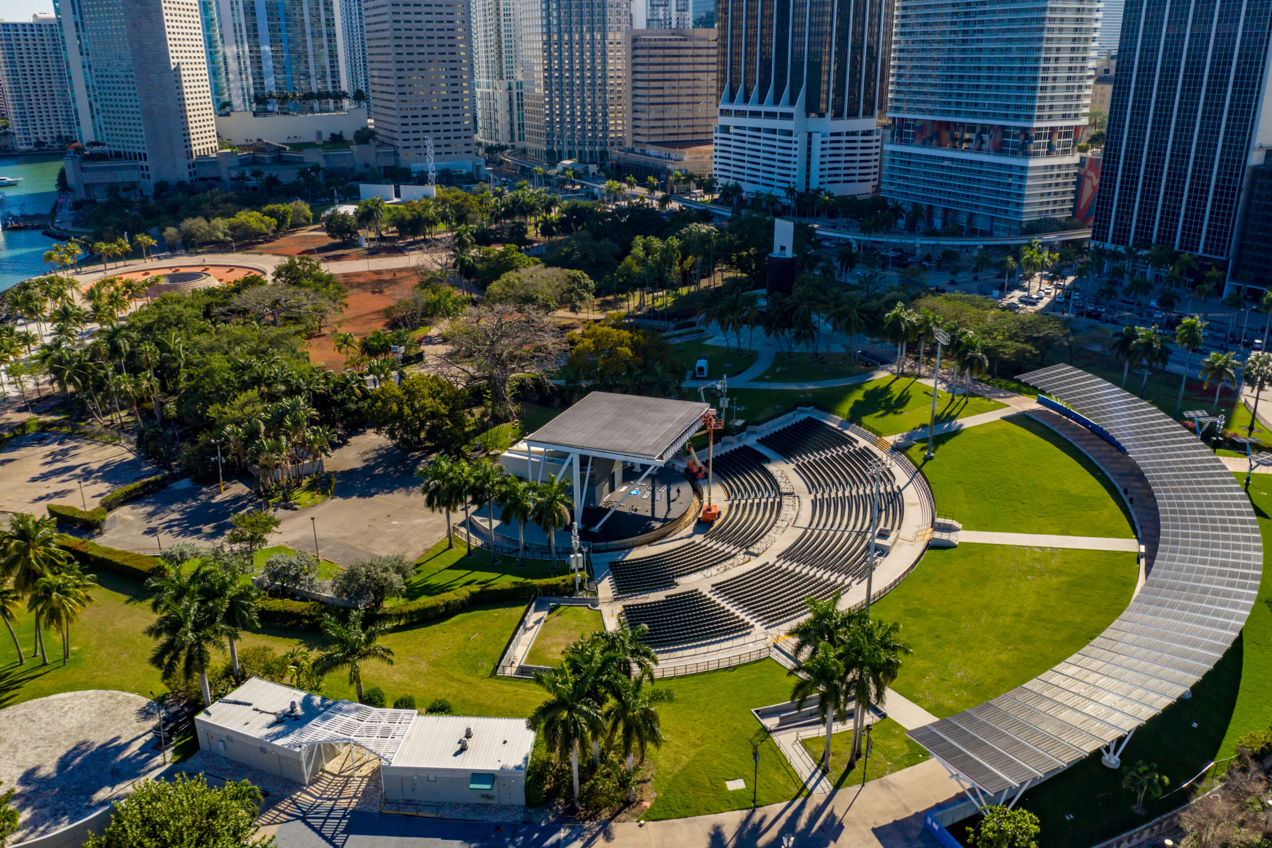 MIAMI, FL, USA - 5 marca 2020: Zdjęcie lotnicze amfiteatr w parku nad zatoką Miami FL, licencjat: shutterstock/By Felix Mizioznikov