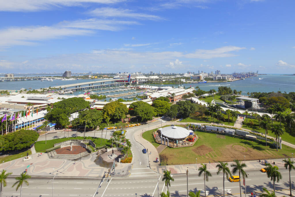 MIAMI: zdjęcie lotnicze Bayfront Park, który znajduje się w centrum miasta między Biscayne Boulevard i Biscayne Bay 15 stycznia 2016 r. w Miami na Florydzie