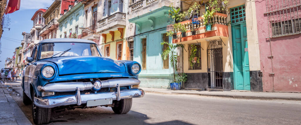 Vintage klasyczny amerykański samochód w Hawanie, Kuba