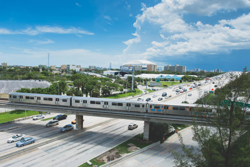 Metro przejeżdżające przez Miami, Florida., licencja: shutterstock/By B Cruz