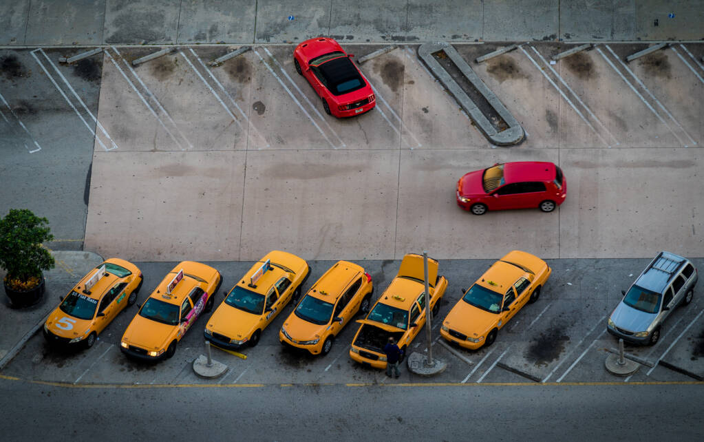 Widok na zaparkowane samochody, Miami, Floryda, licencja: shutterstock/By Kyle S Lo