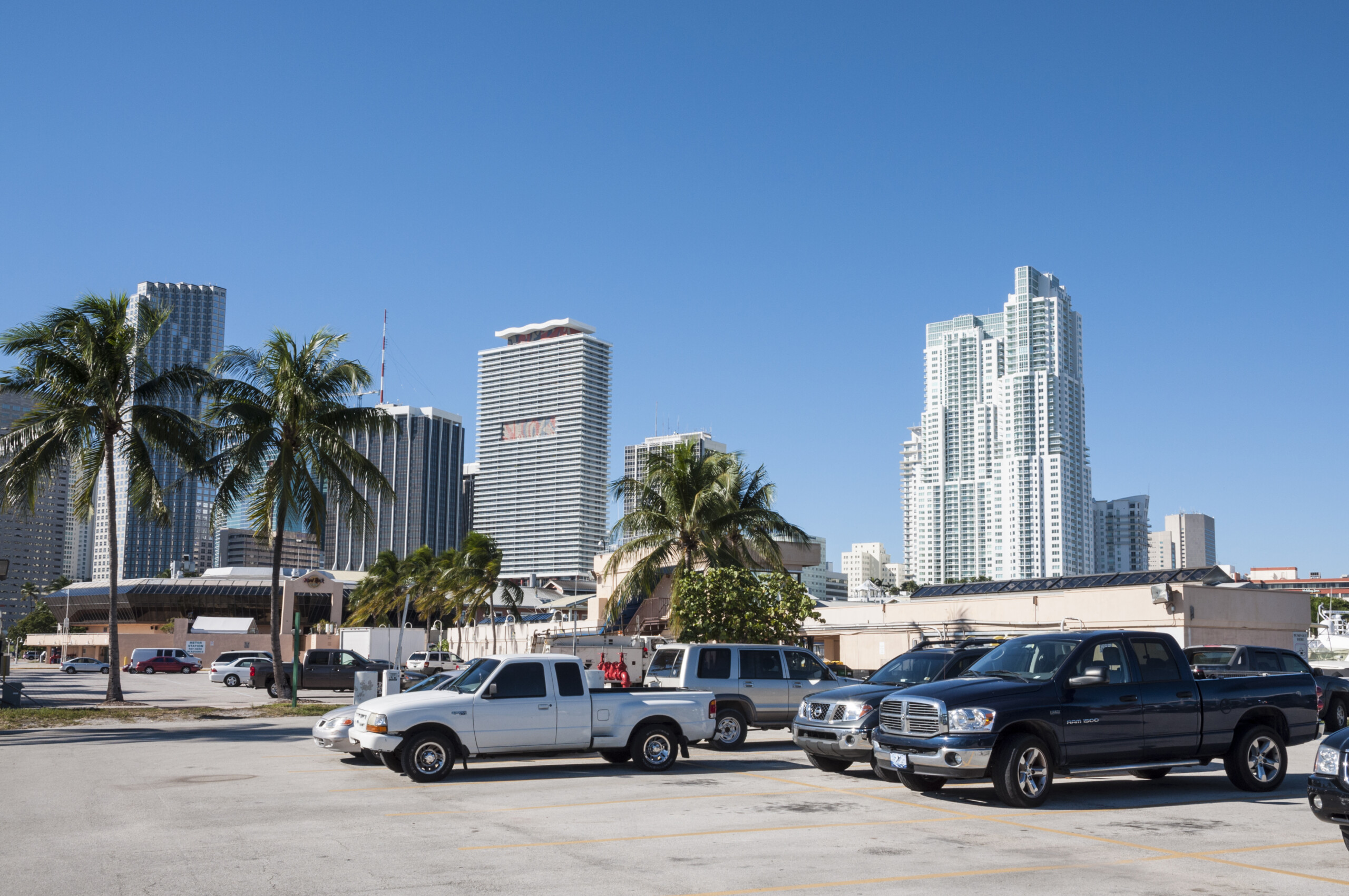 Pojazdy na parkingu w centrum miasta w Miami. 13 listopada 2009 w Miami, Floryda, USA, licencja: shutterstock/Autor: Philip Lange