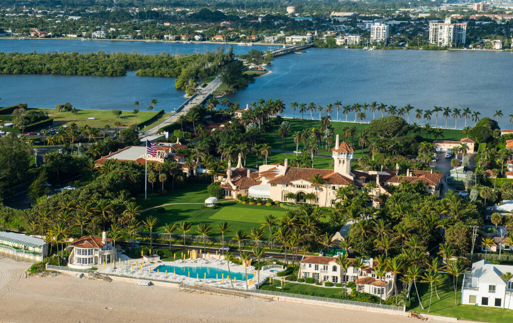 Palm Beach, Floryda, 19 listopada 2016 r.: Prezydent-elekt Donald Trump ma spędzić wakacje w swoim klubie i rezydencji Mar-a-Lago na Florydzie. Mar-a-Lago jest pokazane w widoku z lotu ptaka na dzień 12 stycznia 2013 r., Licencjat: Shutterstock/By FloridaStock