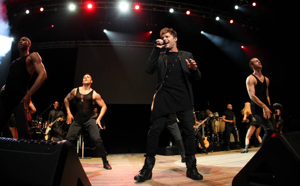 Piosenkarz Ricky Martin występuje na koncercie, licencja: shutterstock/By 