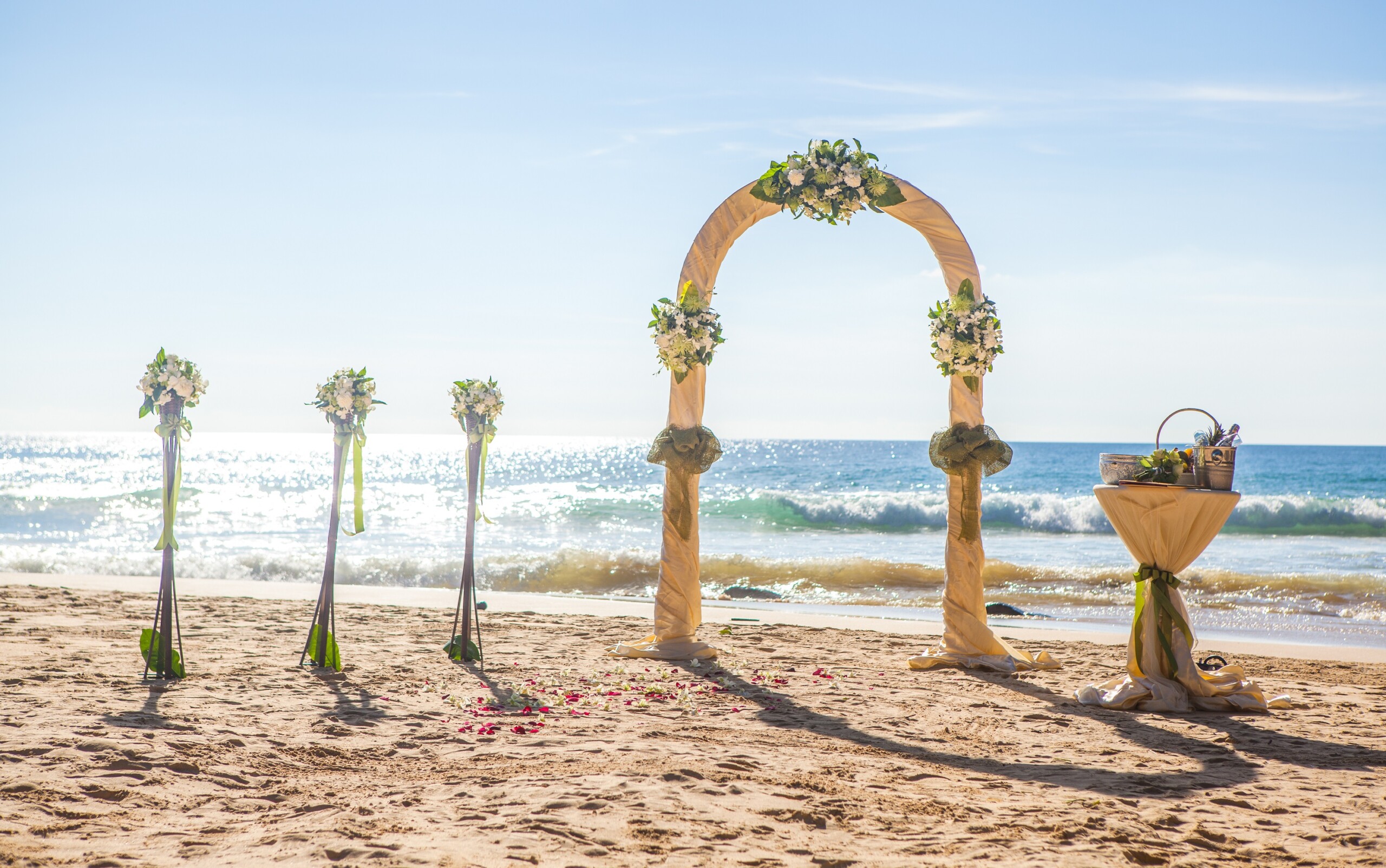 Ceremonia ślubna na plaży , licencja: shutterstock/By