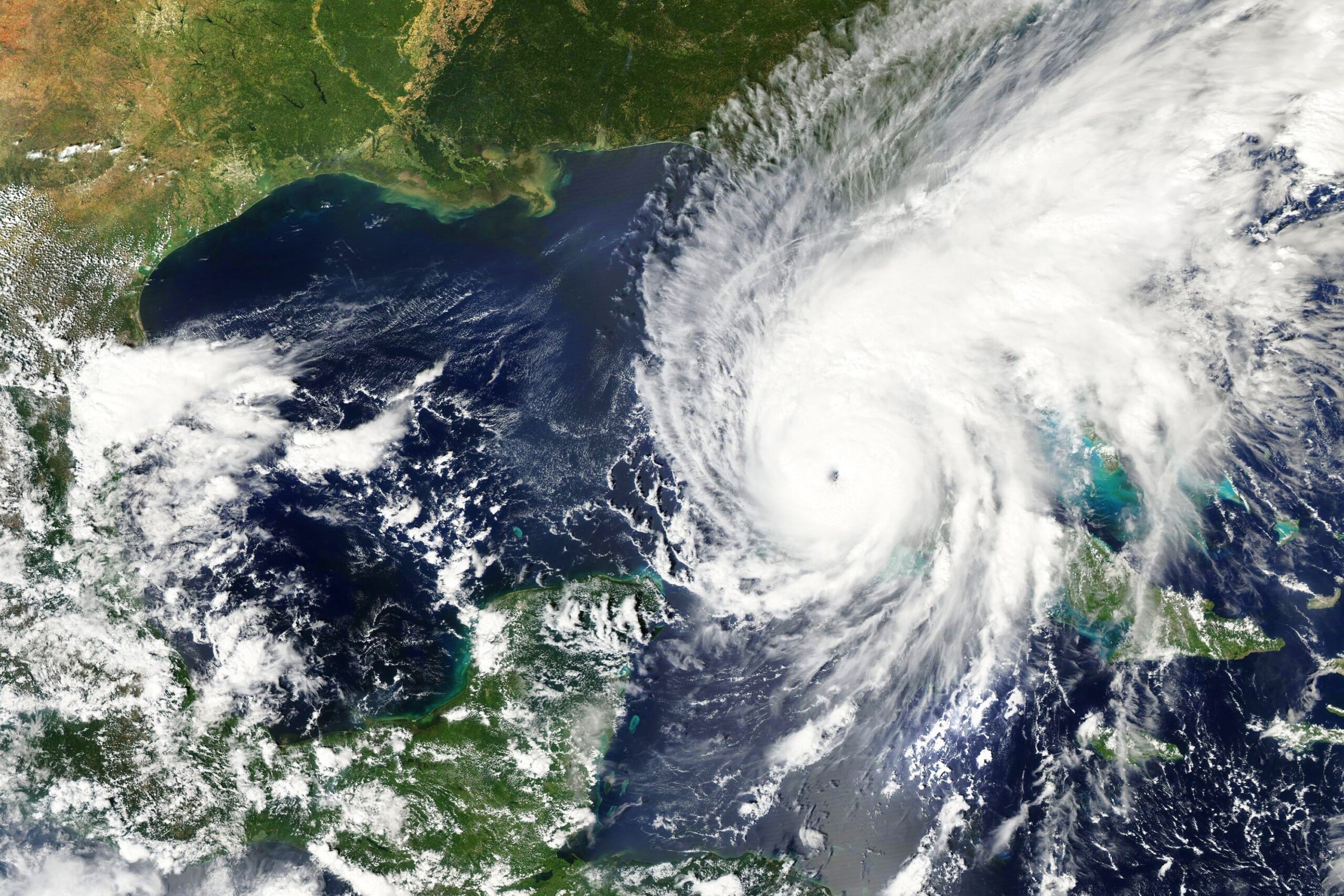 Huragan Ian zmierzający w kierunku wybrzeża Florydy we wrześniu 2022 r. — Elementy tego zdjęcia dostarczone przez NASA, licencja: shutterstock/By lavizzara