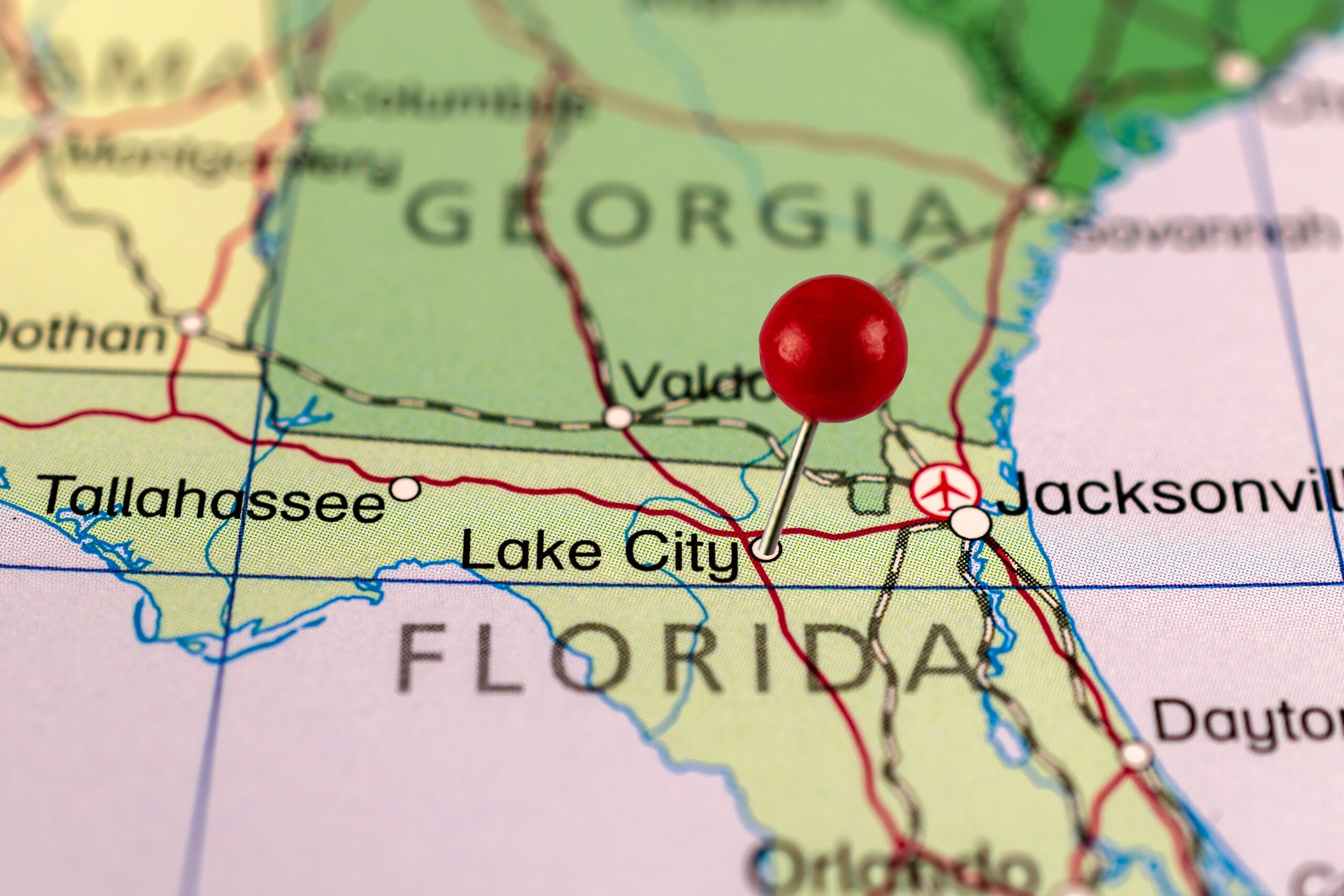 Mapa miasta nad jeziorem. Mapa pinów Lake City. Zbliżenie na mapę Lake City z czerwoną pinezką. Mapa z czerwoną pinezką w Lake City w USA na Florydzie