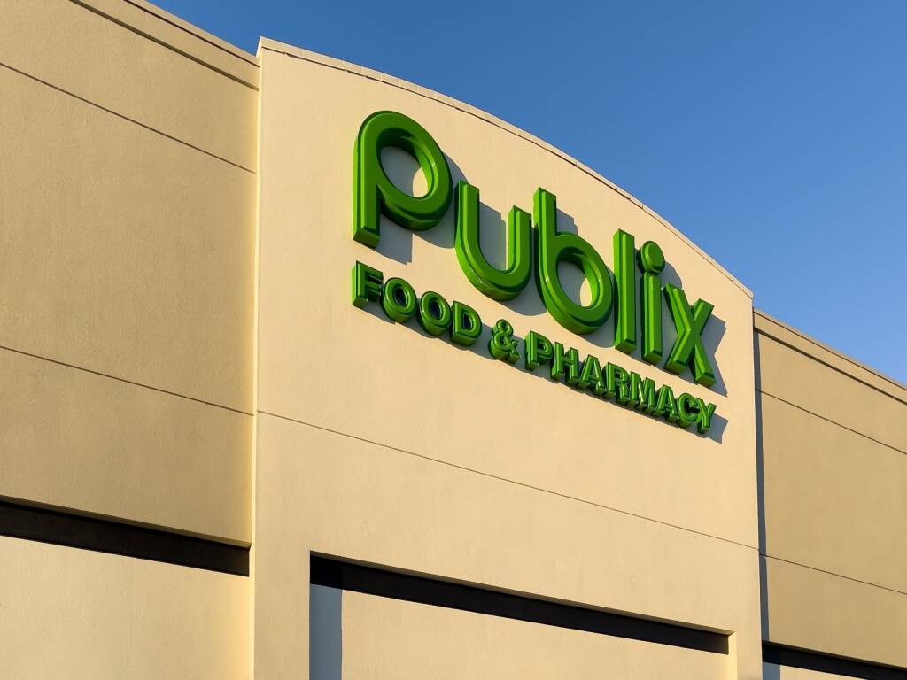 Znak sklepu spożywczego Publix z przodu budynku. Fasada sklepowa supermarketu Publix z logo., licencja: shutterstock/By The Toidi