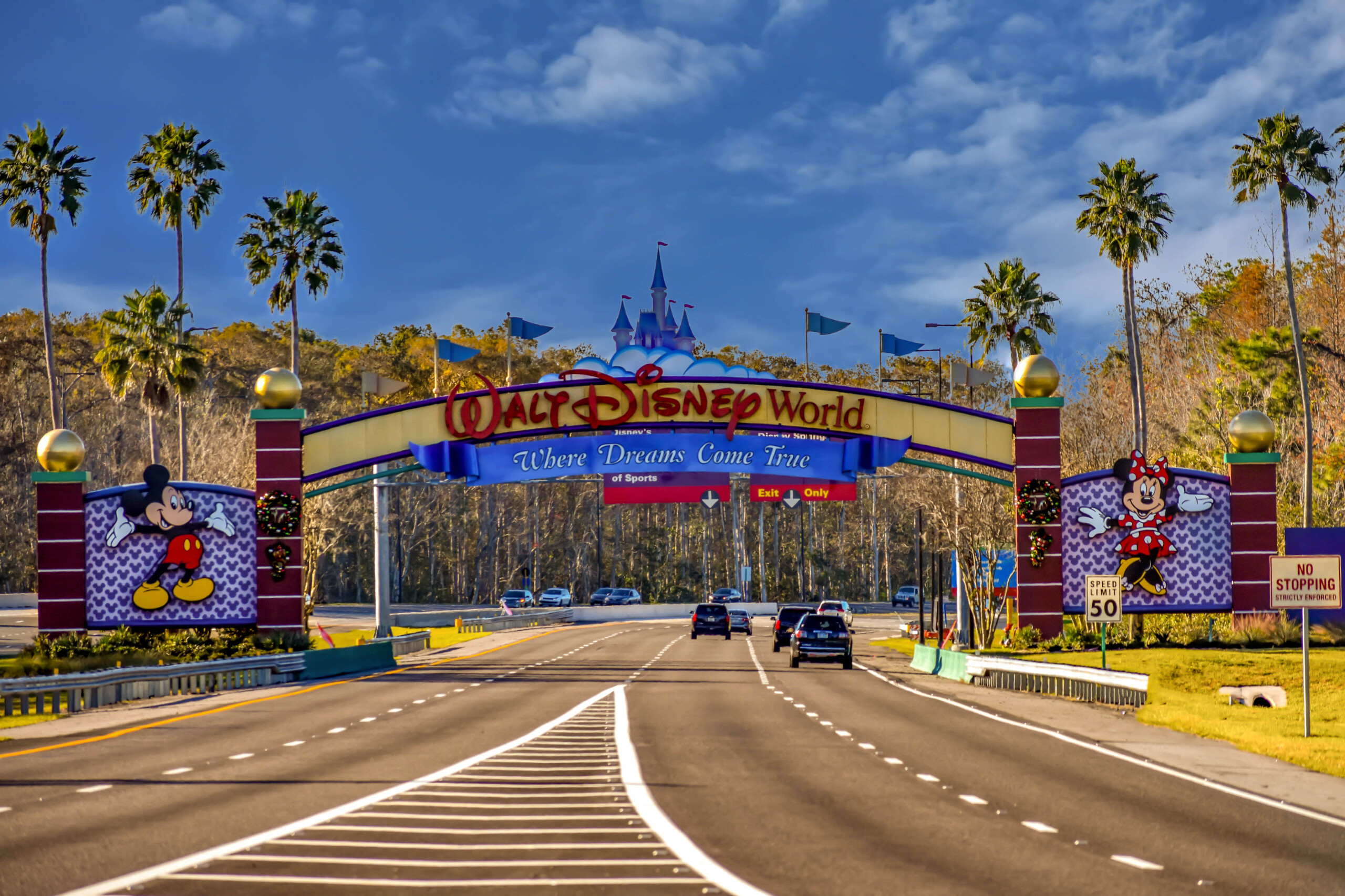 Orlando Floryda. 11 stycznia 2019 r. Łuk wejściowy do parków rozrywki Walta Disneya w okolicy jeziora Buena Vista ., licencja: shutterstock/By VIAVAL TOURS