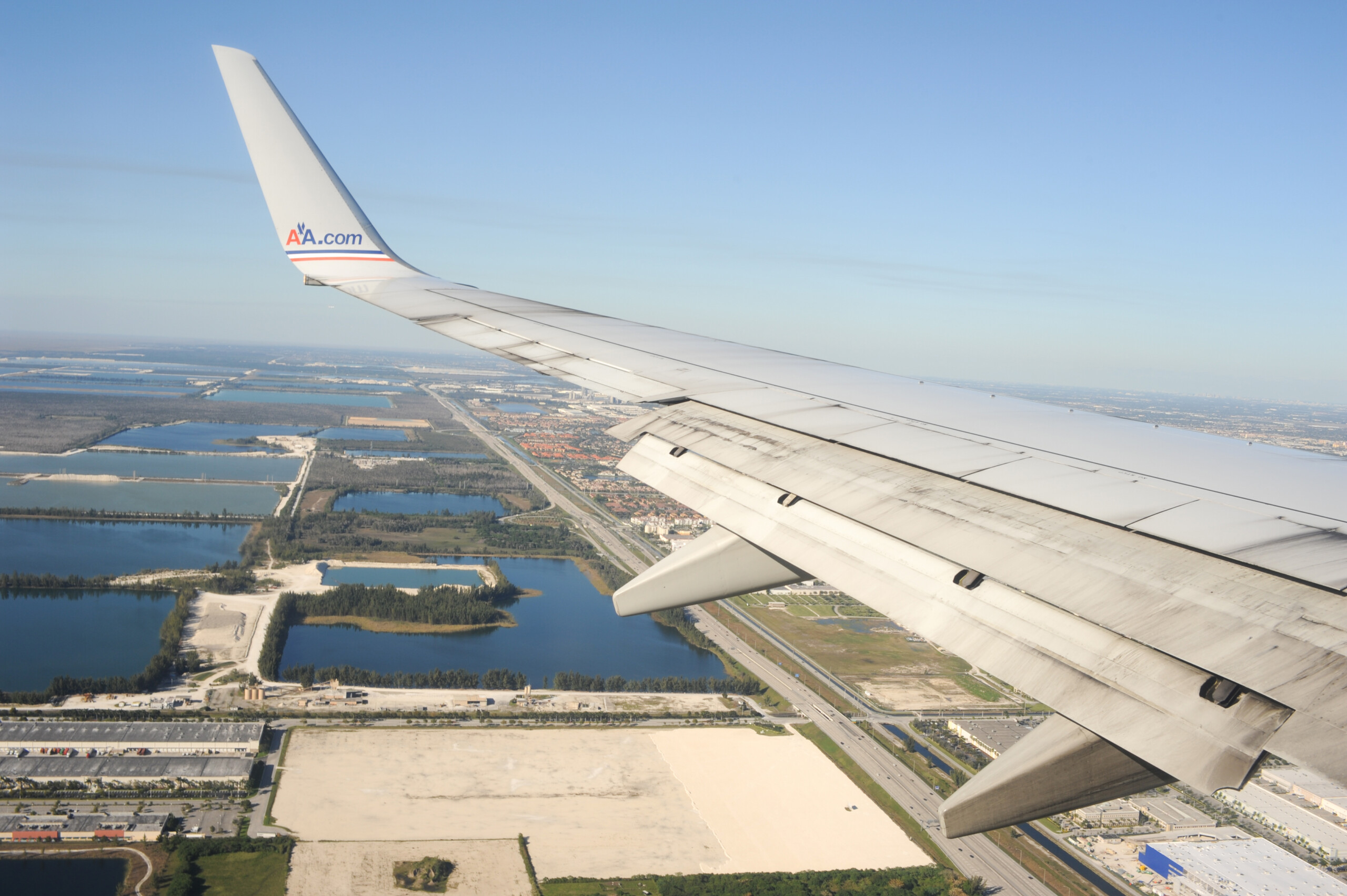 Samolot lądujący na lotnisku w Miami, USA.