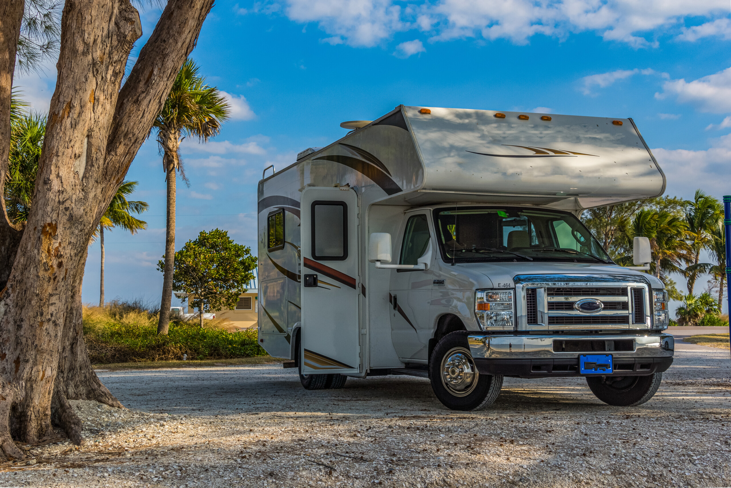 Kamper stojący na piaszczystej plaży. Floryda, USA.