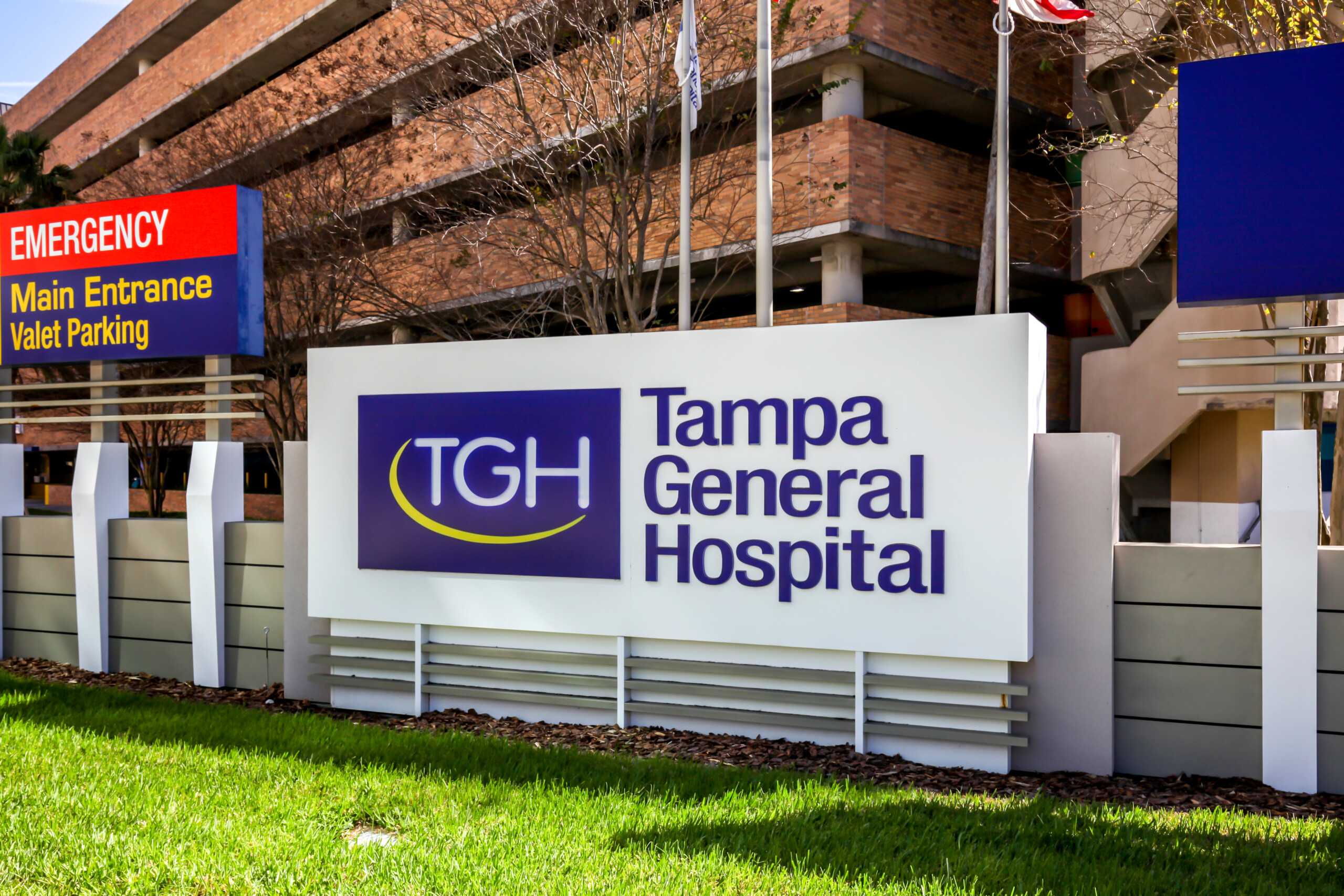 Tampa, Floryda, USA - 23 lutego 2020: Znak Tampa General Hospital na Florydzie, USA. , licencja: Shutterstock/By