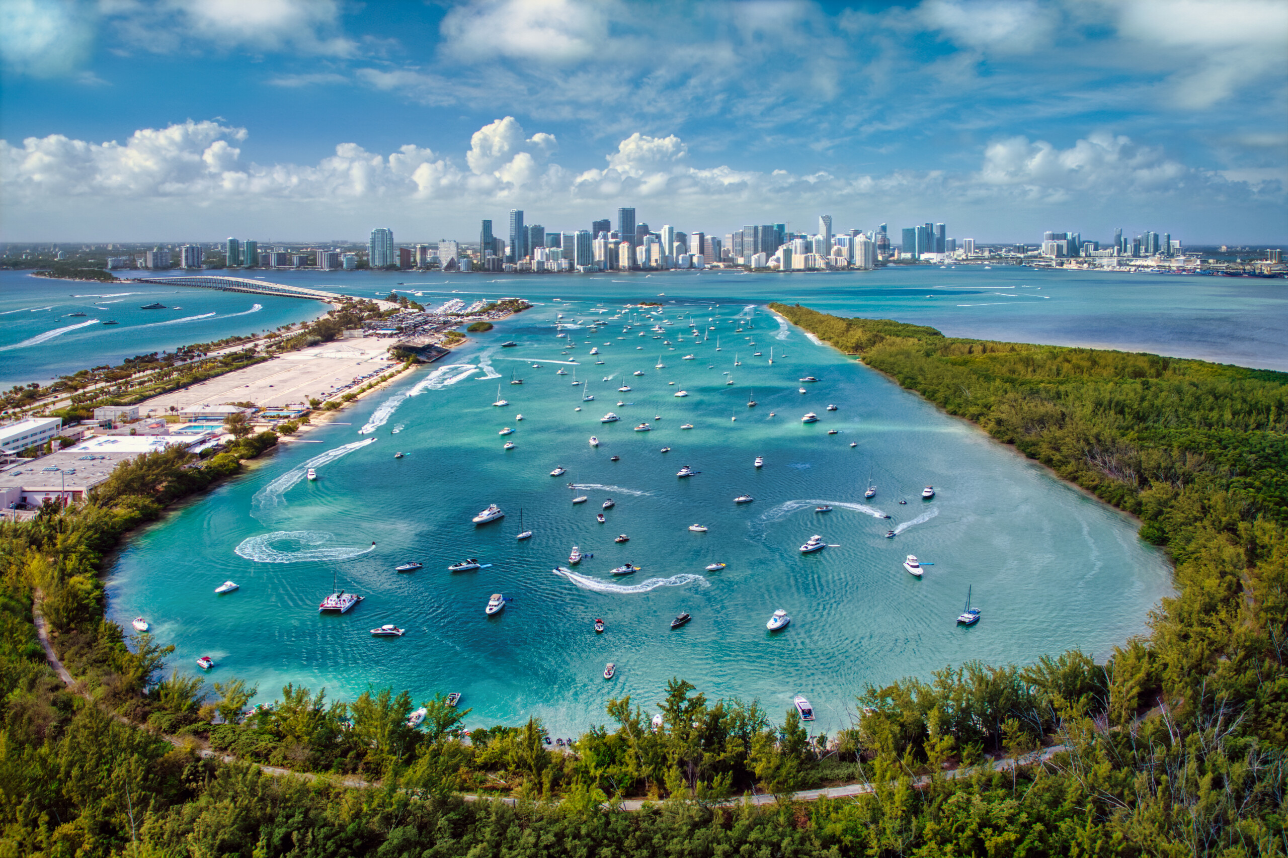 Widok z lotu ptaka na zatokę Biscayne i panoramę Miami z Virginia Key, licencja: shutterstock/By ocudrone