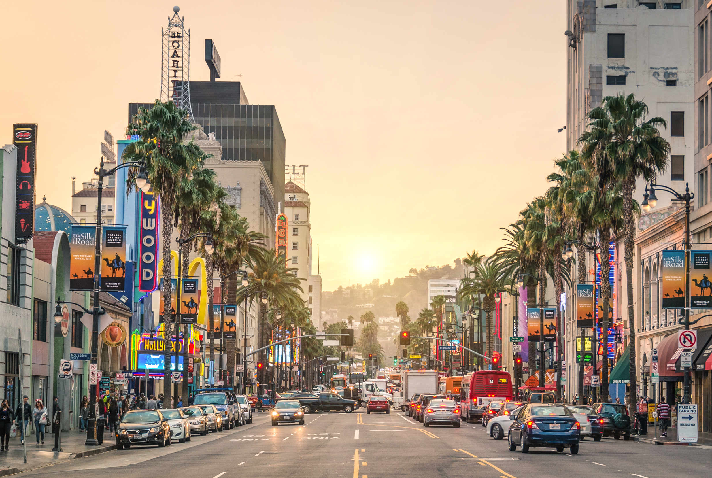 Widok na Bollywood Boulevard o zachodzie słońca, Los Angeles.
