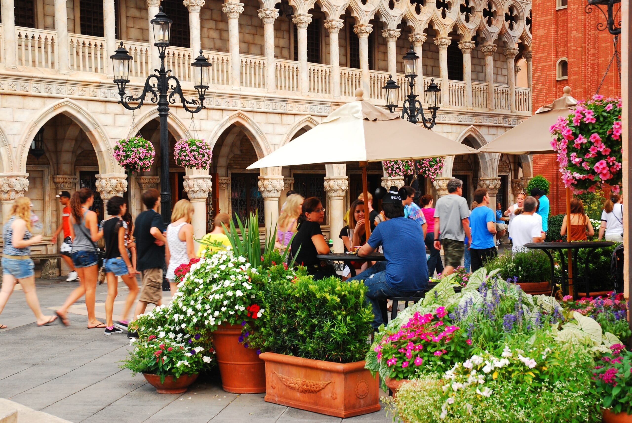 Orlando, FL USA 23 lipca 2011 Ludzie lubią siedzieć w kawiarni alfresco, delektując się kawą w odtworzonej włoskiej wiosce w Orlando na Florydzie